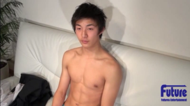 C1002220 – ＜純粋無垢！！かわいい顔をした童貞男子が人生初の他人抜き！！超濃厚精子を発射！＞